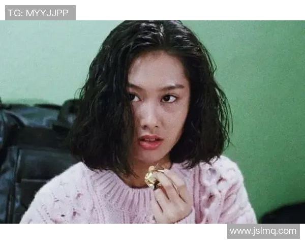 足球后卫女球星以帅气头像展示强大气场 成为场上风采焦点