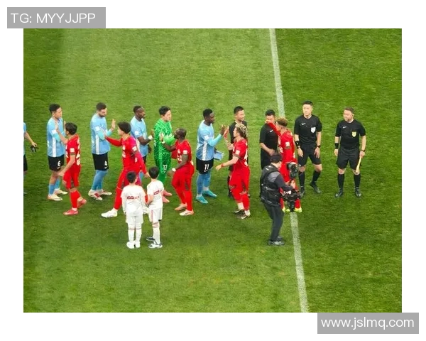 足球巨星同框合影展现经典瞬间球场内外的友谊与默契