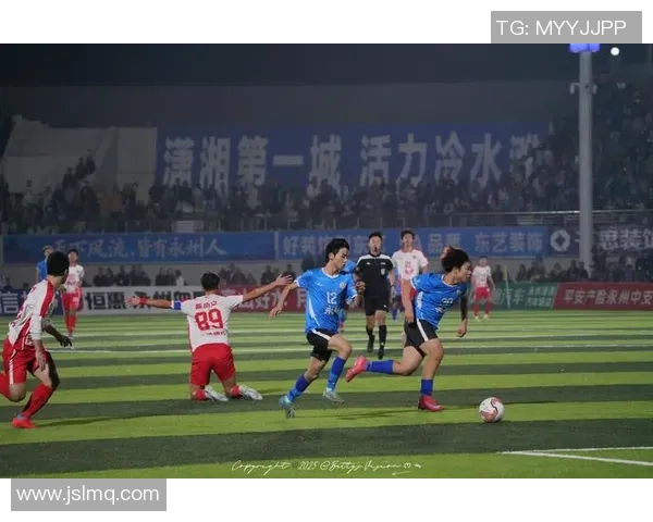 足球球星庆祝时刻定格 展现豪华魅力与球场风采