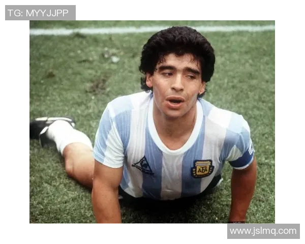 马拉多纳背影图揭示传奇球星的孤独与坚韧之路