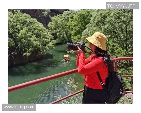 黄头发小辫子球星在足球场上的独特风采与不朽传奇